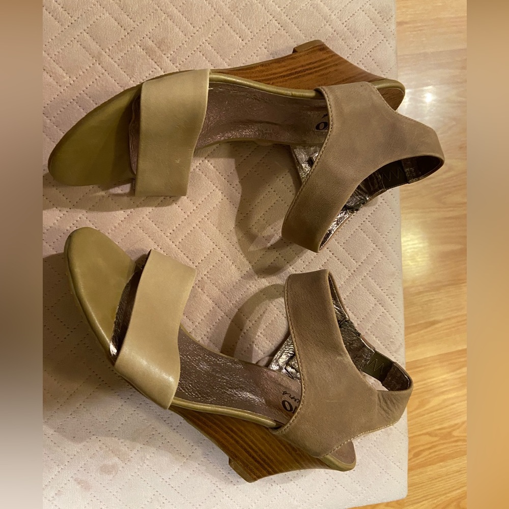 Bravo browns beige wedge sandals with inside facing zipper - size 9.5